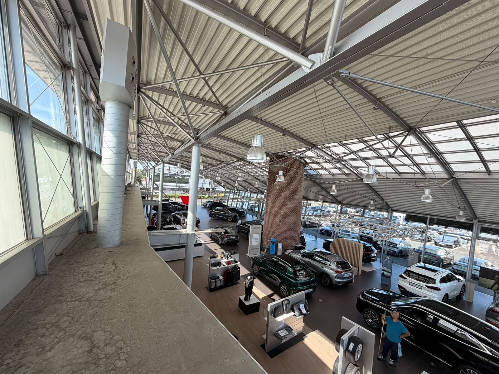 Showroom eines Autohauses nach der Reinigung